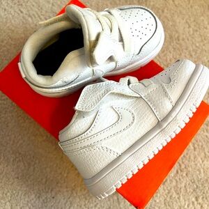 Toddler Nike court borough runners size 5C